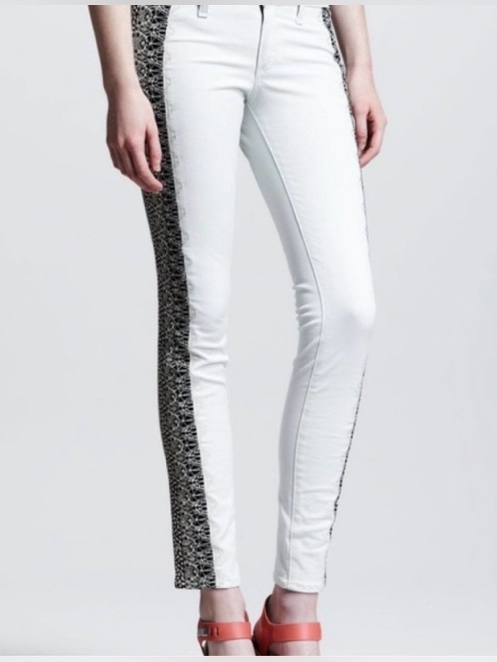 rag & bone White Jeans with Black side embroidered Detail size 25